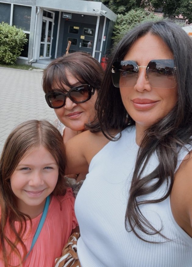 oana mizil cu ochelari de soare si tinuta de vara alaturi de mama si fiica ei