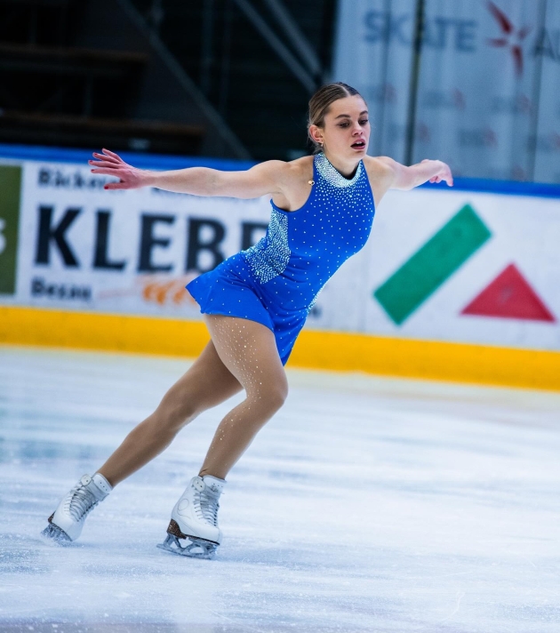 julia marie gaiser patineaza imbracata intr-un costum albastru