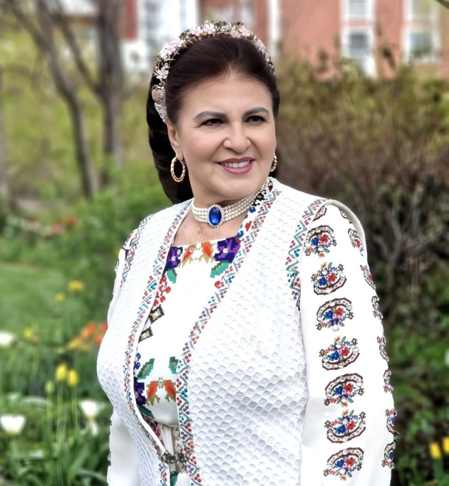 irina loghin coafata imbracata in port popular se uita in departare
