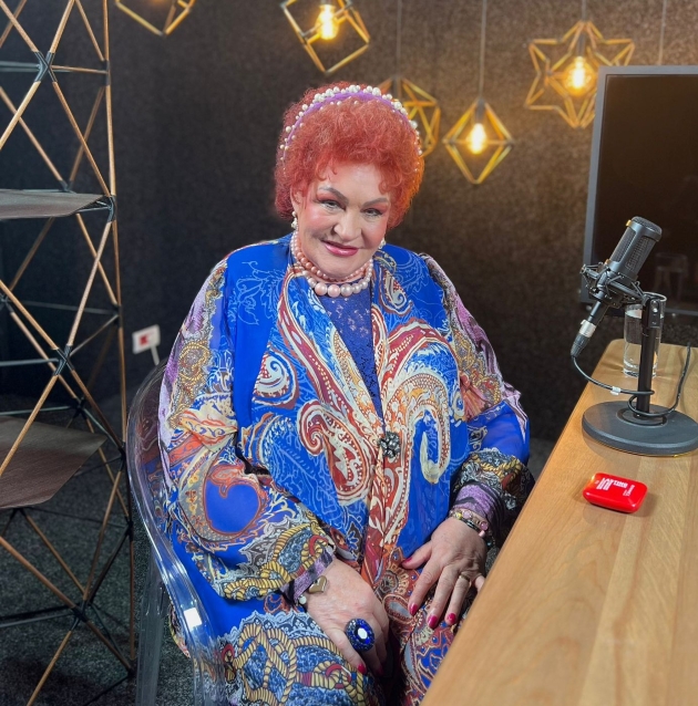 elena merisoreanu imbracata intr-o rochie colorata la un podcast