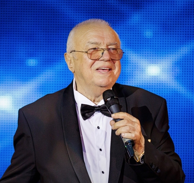 alexandru arsinel pe scena la teatrul de revista constantin tanase imbracat cu costum negru si papion