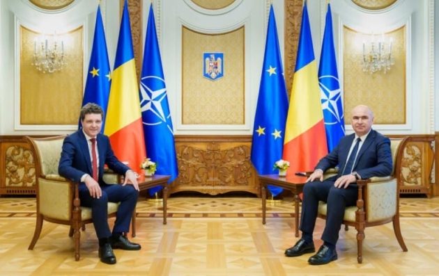 nicusor dan si ilie bolojan stan pe doua fotolii in timpul unei intalniri oficiale la palatul victoria