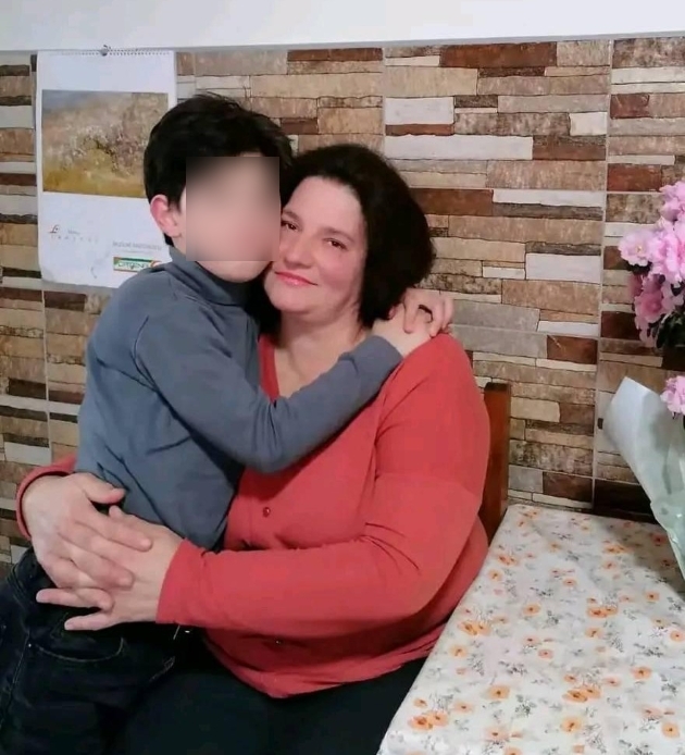 anisoara sughan, victima accidentului, alaturi de fiul ei imbratisati