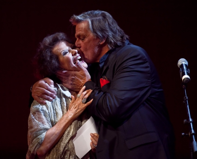 florin piersic si claudia cardinale pe scena tiff in 2009 florin piersic o tine de fata pe claudia cardinale si o saruta pe obraz