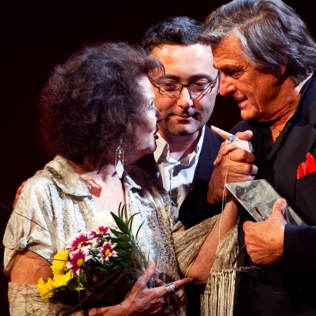 florin piersic, claudia cardinale si tudor giugiu pe scena tiff claudia cardinale si florin piersic isi strang mana 