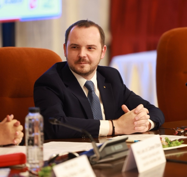 alexandru rogobete, ministrul sanatatii imbracat in costum negru la o sedinta de minister