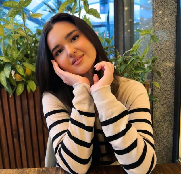 andreea cuciuc zambeste imbracata cu un pulover alb cu dungi negre