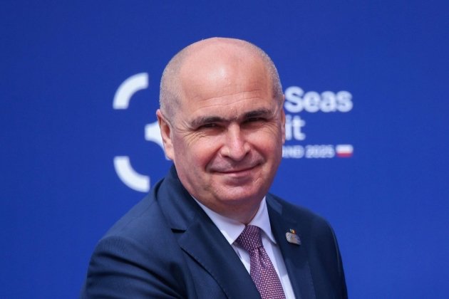 ilie bolojan imbracat cu un costum albastru inchis zambeste la camera
