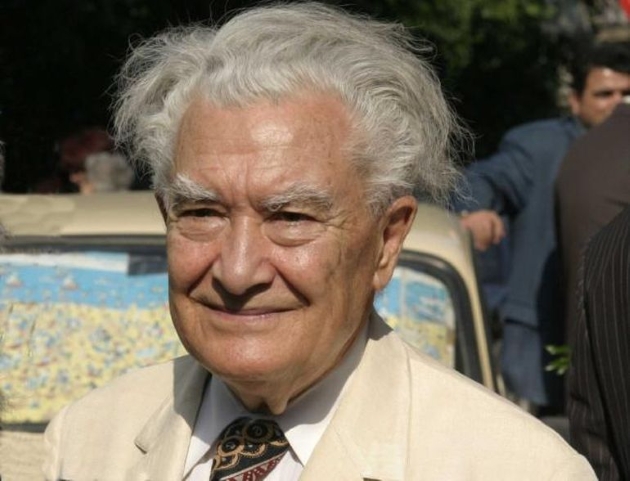 tatal lui serghei mizil, paul niculescu mizil imbracat cu o haina bej si cravata colorata