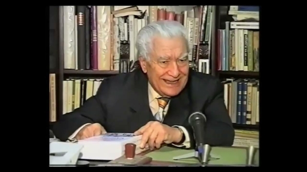 paul niculescu mizil imbracat cu un costum negru in timpul unui interviuâ