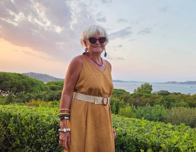 monica tatoiu fotografie in natura imbracata cu o rochie portocalie si ochelari de soare