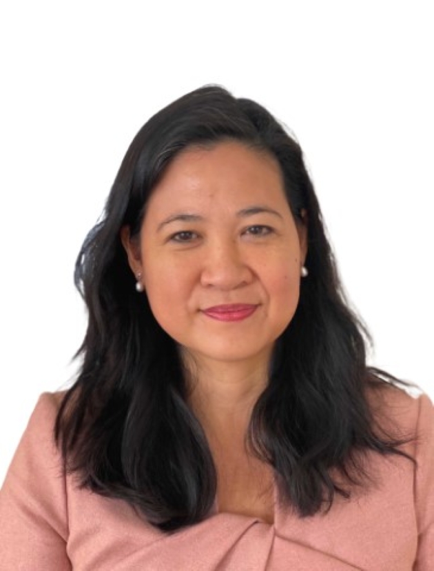 melanie chen fotografie pe fundal alb camasa roz