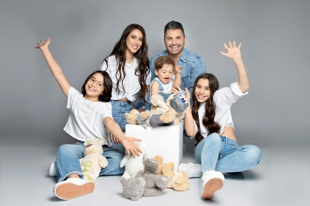 pepe sedinta foto alaturi de sotie si cei trei copii, zambitori imbracati in jeans