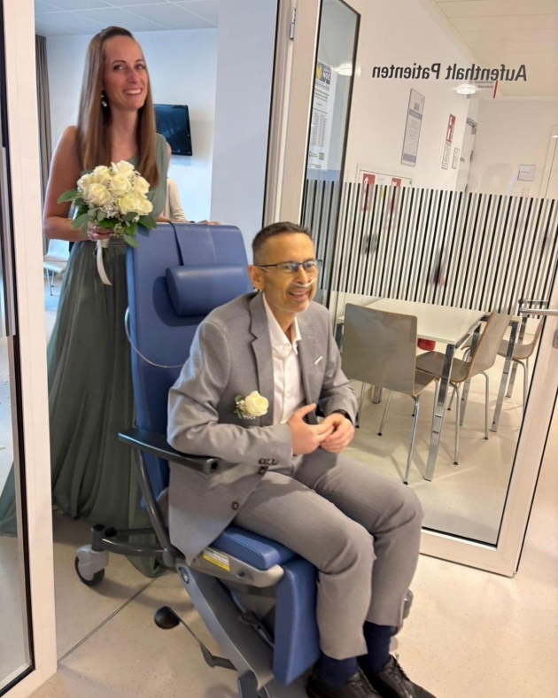 stefan si elisabeth huber dupa cununia civila din spital zambitori imbracati elegant