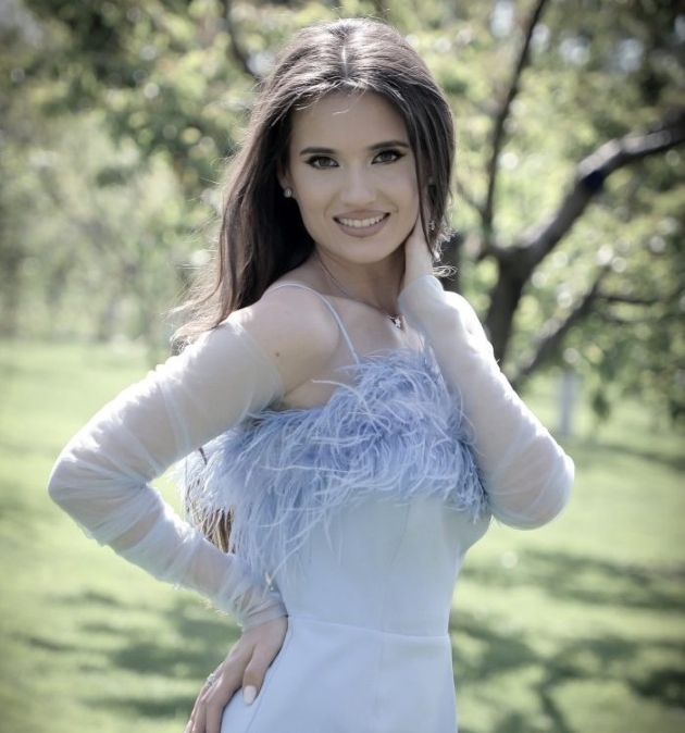madalina, tanara care a decedat dupa nastere in constanta, fotografie cu ea imbracata in rochie albastra