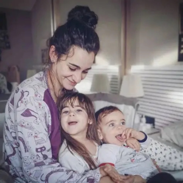 ana parra fotografiata alaturi de cei doi copii pe care ii are cu fratele ei, daniel parra