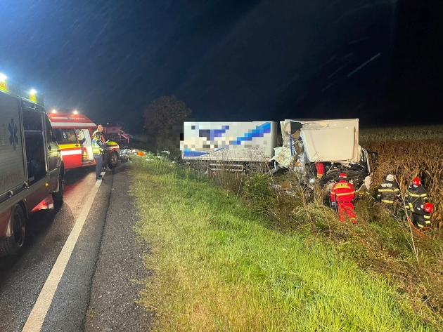camion rasturnat in afara carosabilului echipe de interventie ambulanta