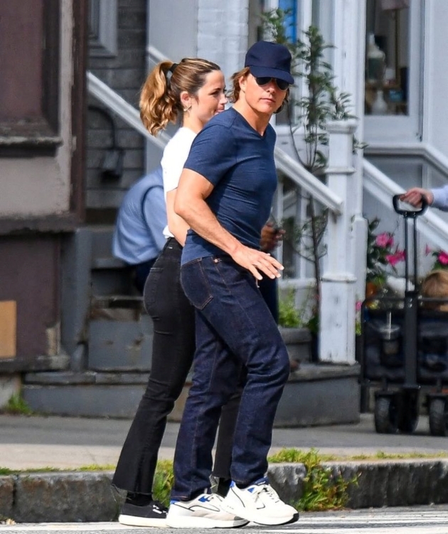 tom cruise si ana de armas imbracati lejer plimbandu-se in timpul unei escapade romantice in vermont