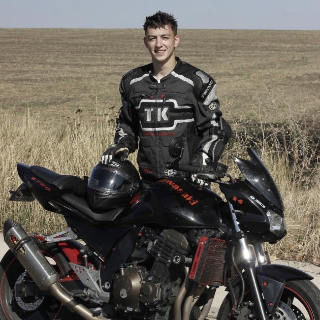 cosmin carp tanarul din vaslui care a decedat la iasi, fotografie cu cosmin cap imbracat in echipament pentru motocicleta