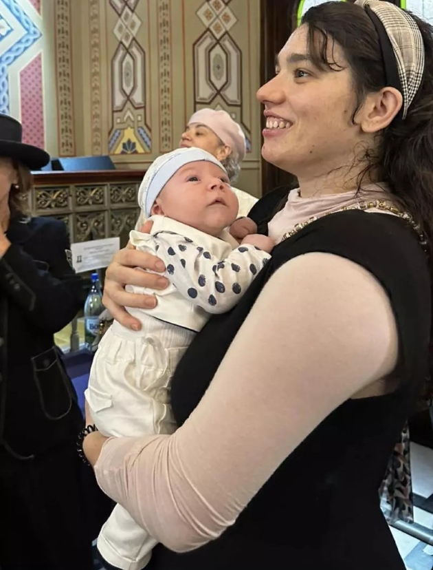 cabiria morgenstern cu fiul ei amos ezra in sinagoga