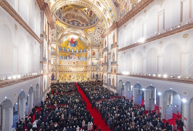 fotografie de la ceremonia de sfintire a catedralei mantuirii neamului interior