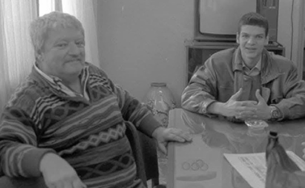 tudor chirila fotografie alb negru alaturi de tatal sau, ioan chirila