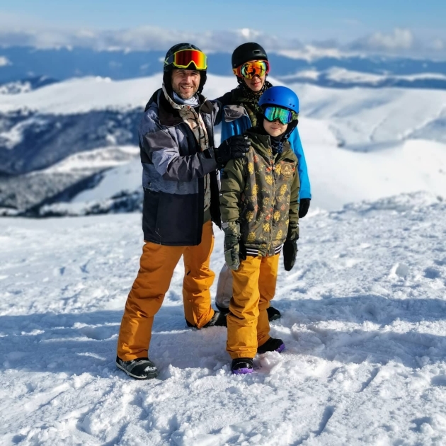 andi moisescu si fiii sai la ski, in urma cu patru ani pe munte imbracati in echipament