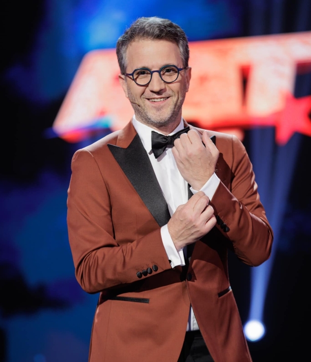andi moisescu costum visiniu jurat romanii au talent