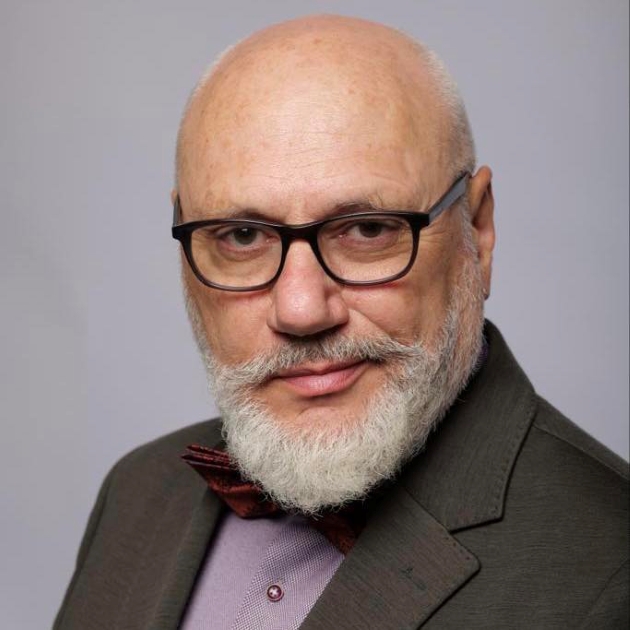 dr cristian andrei fotografie timp portret cu camasa si papion