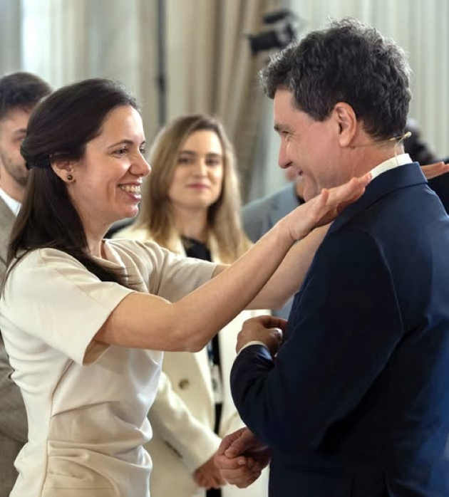 mirabela gradinaru la un eveniment ii aranjeaza cravata lui nicusor dan