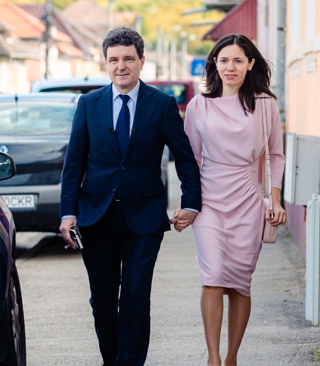 nicusor si mirabela gradinaru fotografiati la fagaras imbracati elegant