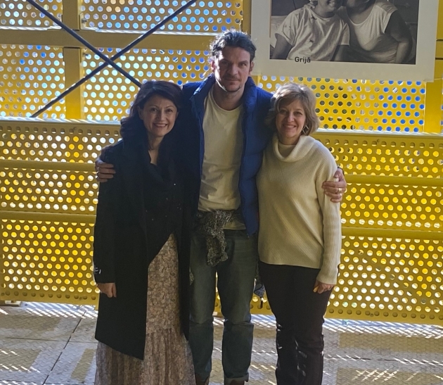 tudor chirila alaturi de oana gheorghiu si carmen uscatu face poza in fata unui zid galben