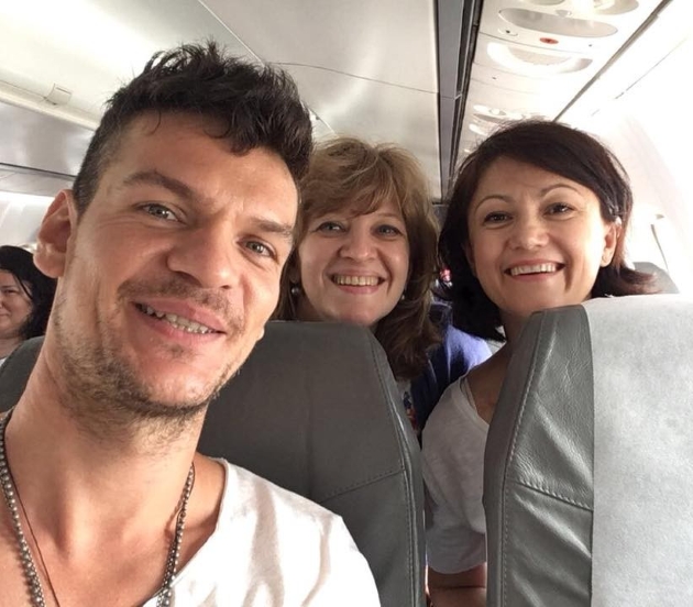 tudor chirila fotografie in avion alaturi de carmen uscatu si oana gheorghiu daruieste viata