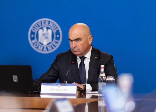 ilie bolojan imbracat la costum cu o privire serioasa in timpul unei sedinte de guvern