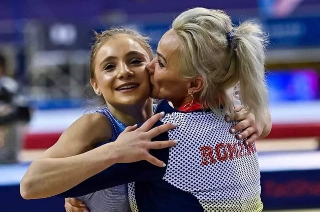 sabrina voinea alaturi de mama ei la jocurile olimpice de la paris imbratisate camelia voinea o saruta pe obraz