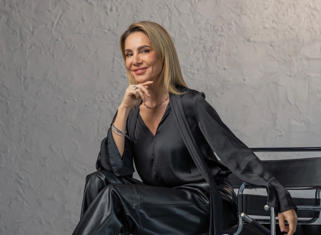 cori gramescu zambitoare imbracata intr-un costum negru de satin