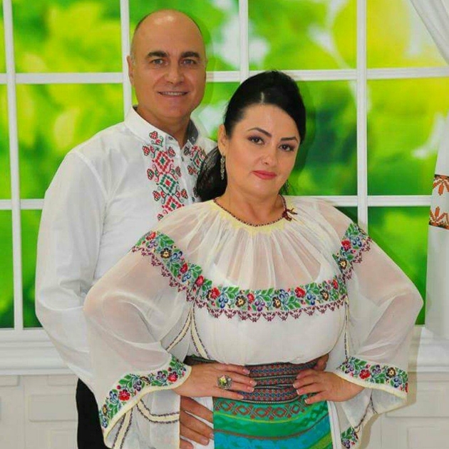 artistii rodica si valerian grigore imbracati in port popular