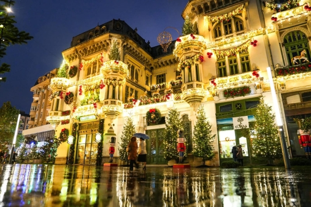 cladiri decorate la targul de craciun de la craiova