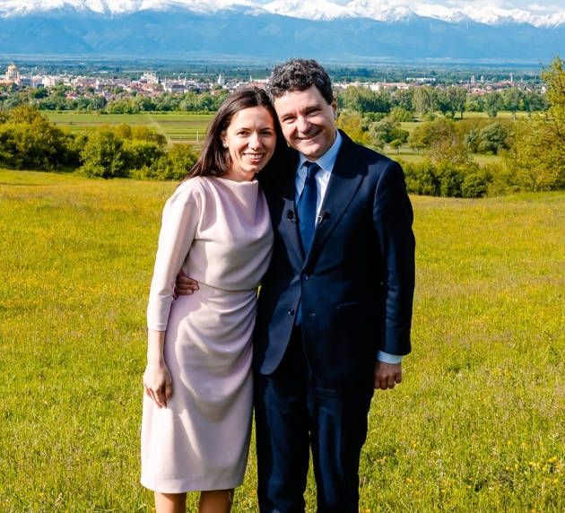 mirabela gradinaru si niusor dan imbratisati imbracati elegant in natura la fagaras