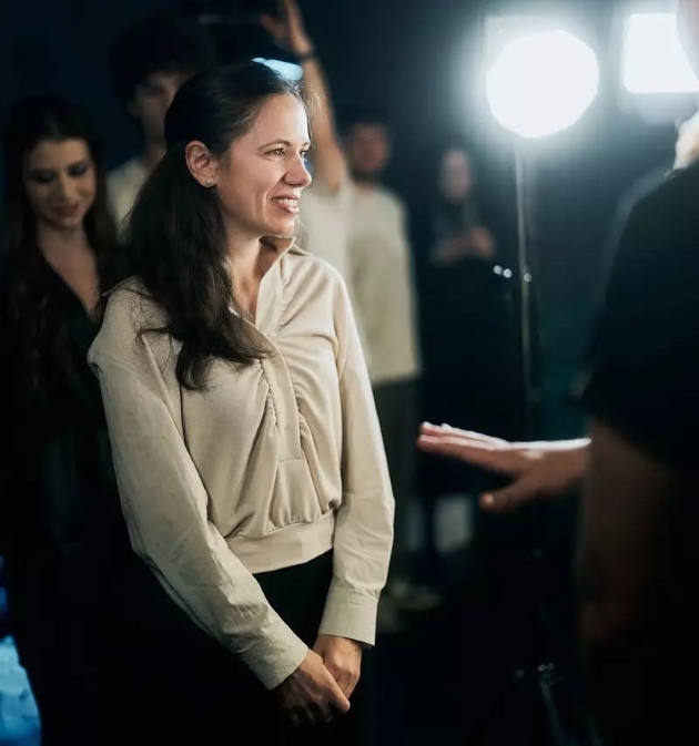 mirabela gradinaru imbracata elegant cu mainile impreunate la un eveniment la cotroceni