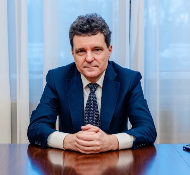 nicusor dan imbracat cu un costum albastru inchis priveste catre camera