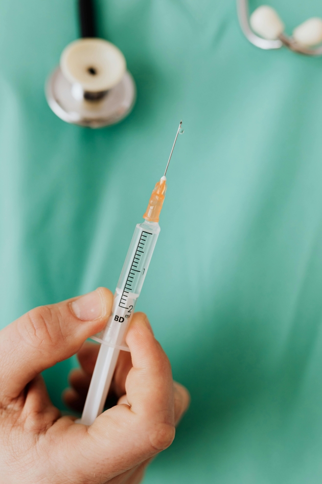 doctor tinand in mana o seringa pentru vaccin
