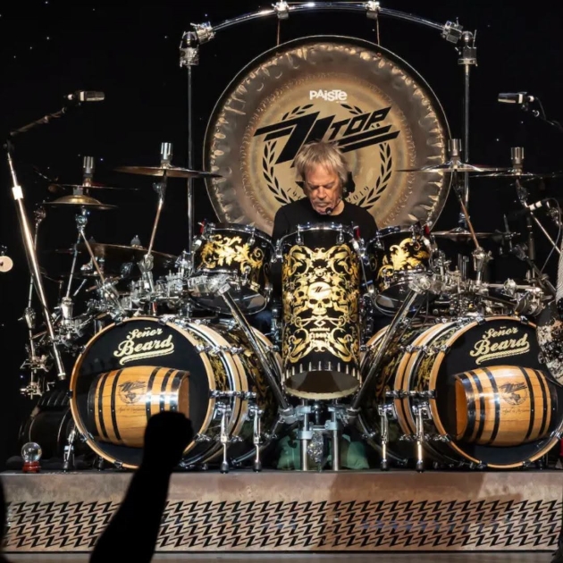 frank beard, tobosarul trupei zz top pe scena in timpul unui concert