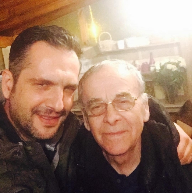 madalin ionescu alaturi de tatal sau in timp ce il tine de umar