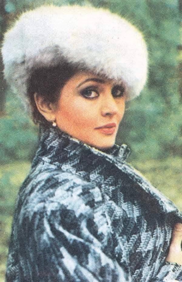 fotografie cu diana lupescu in tinerete imbracata elegant si cu caciula de blana alba