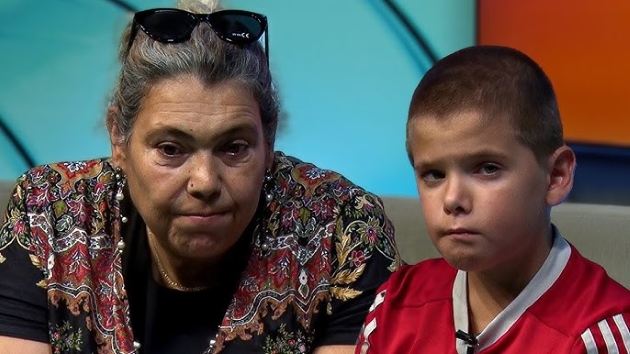 ioana tufaru si fiul ei luca cu priviri ganditoare la o emisiune