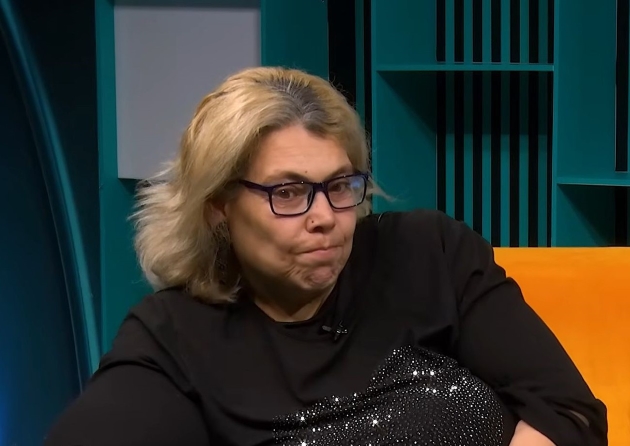 ioana tufaru imbracata cu o bluza neagra la o emisiune online