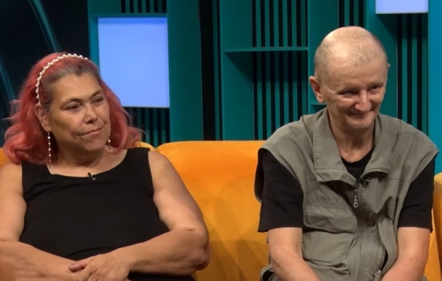 ioana tufaru alaturi de sotul ei ionut pe canapea intr-un platou de filmare la o emisiune imbracati lejer