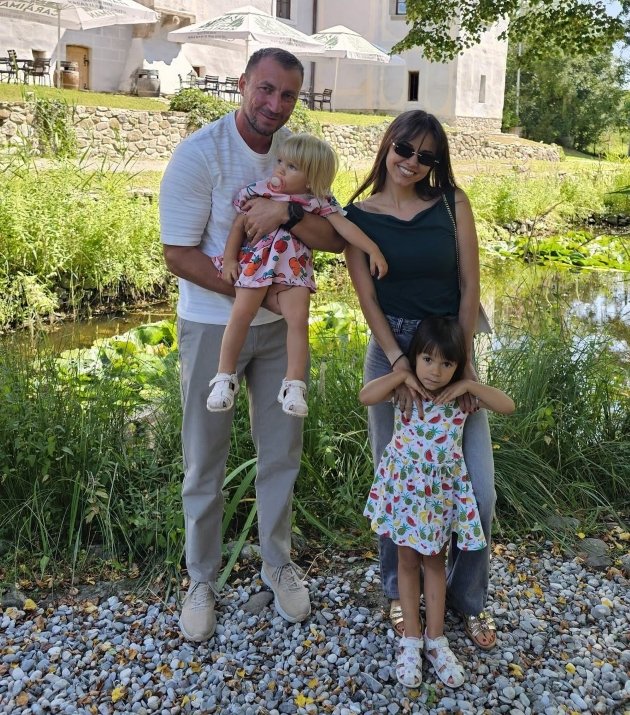 marian godina alaturi de sotie si cele doua fiice in vacanta imbracati lejer peisaj natura
