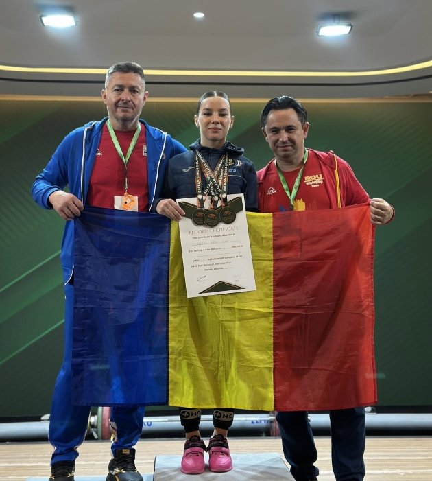 alexia sipos cu 3 medalii la gat tinand tricolorul alaturi de antrenorii de la csm onesti